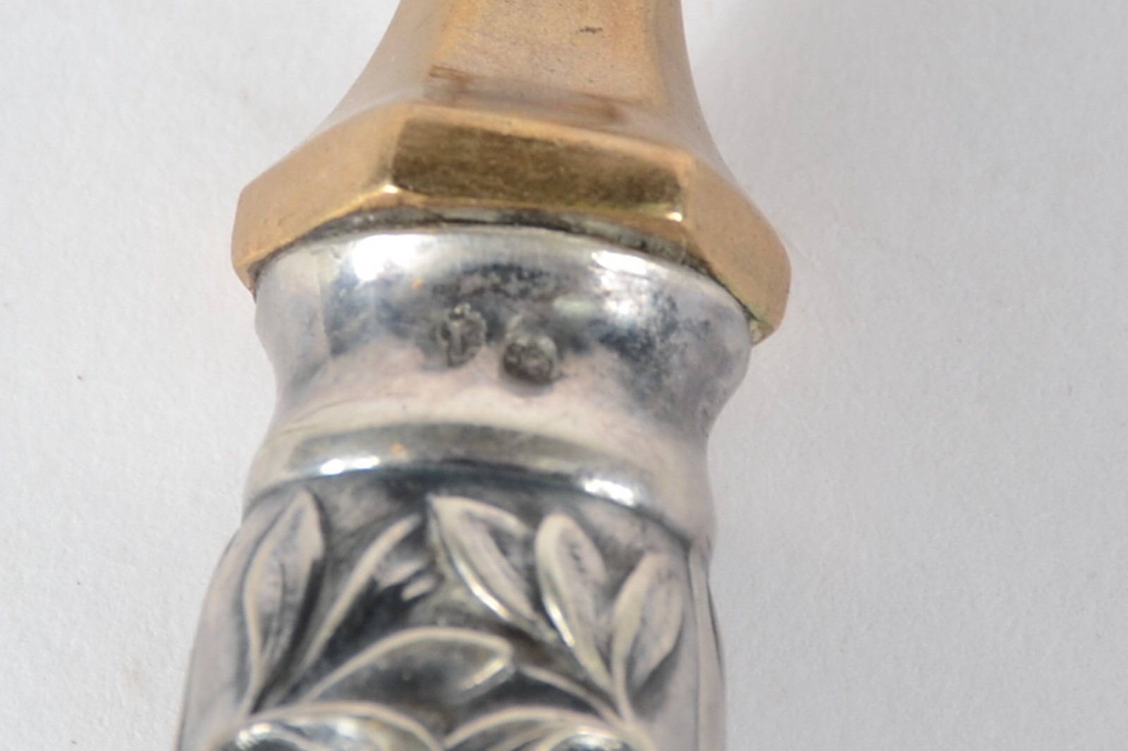 Par de talheres de prata com vermeil, sendo um garfo e faca. - foto 4 de 5