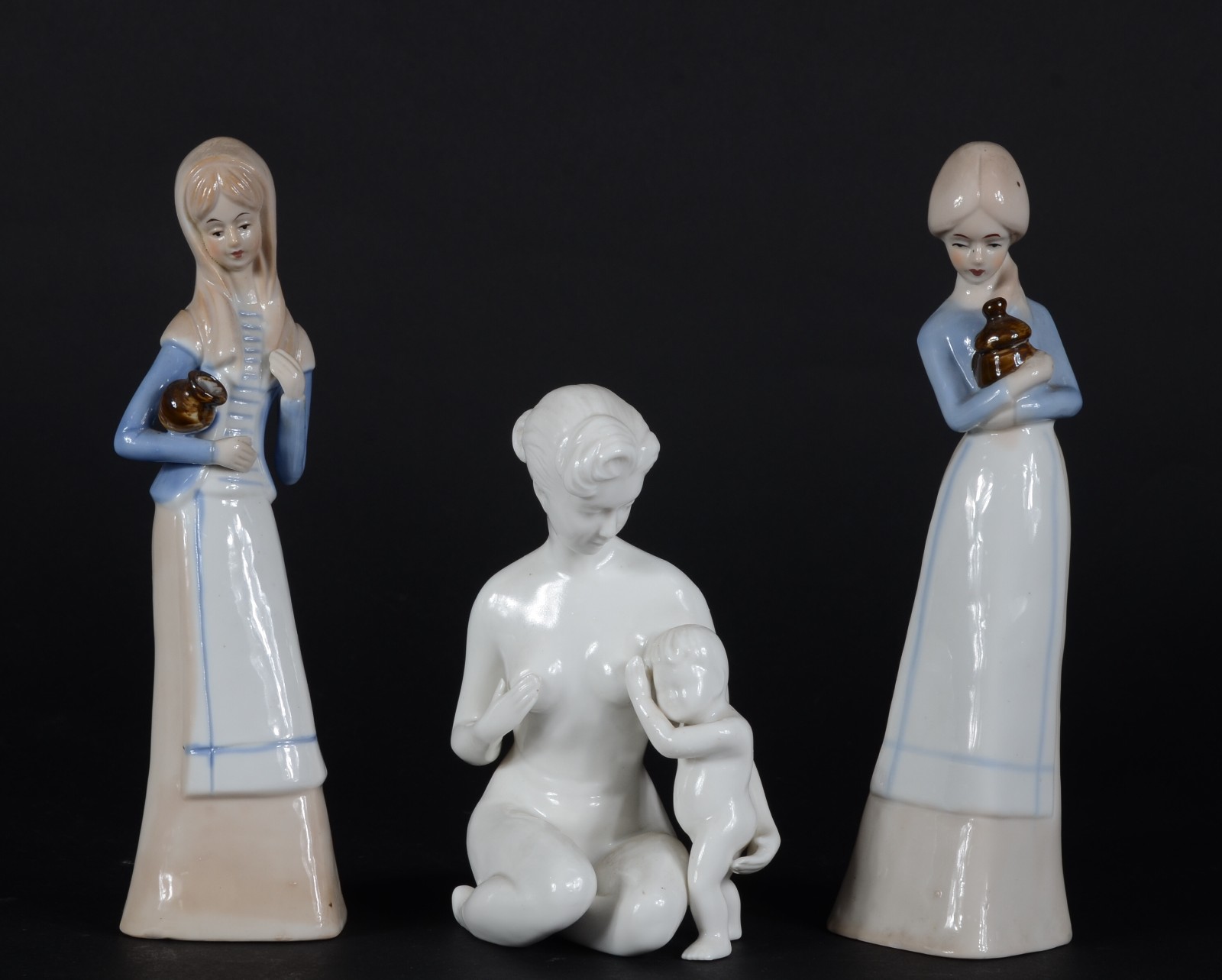 Conjunto com 3 estatuetas de porcelana, sendo duas moças com vaso e... - foto 1 de 5