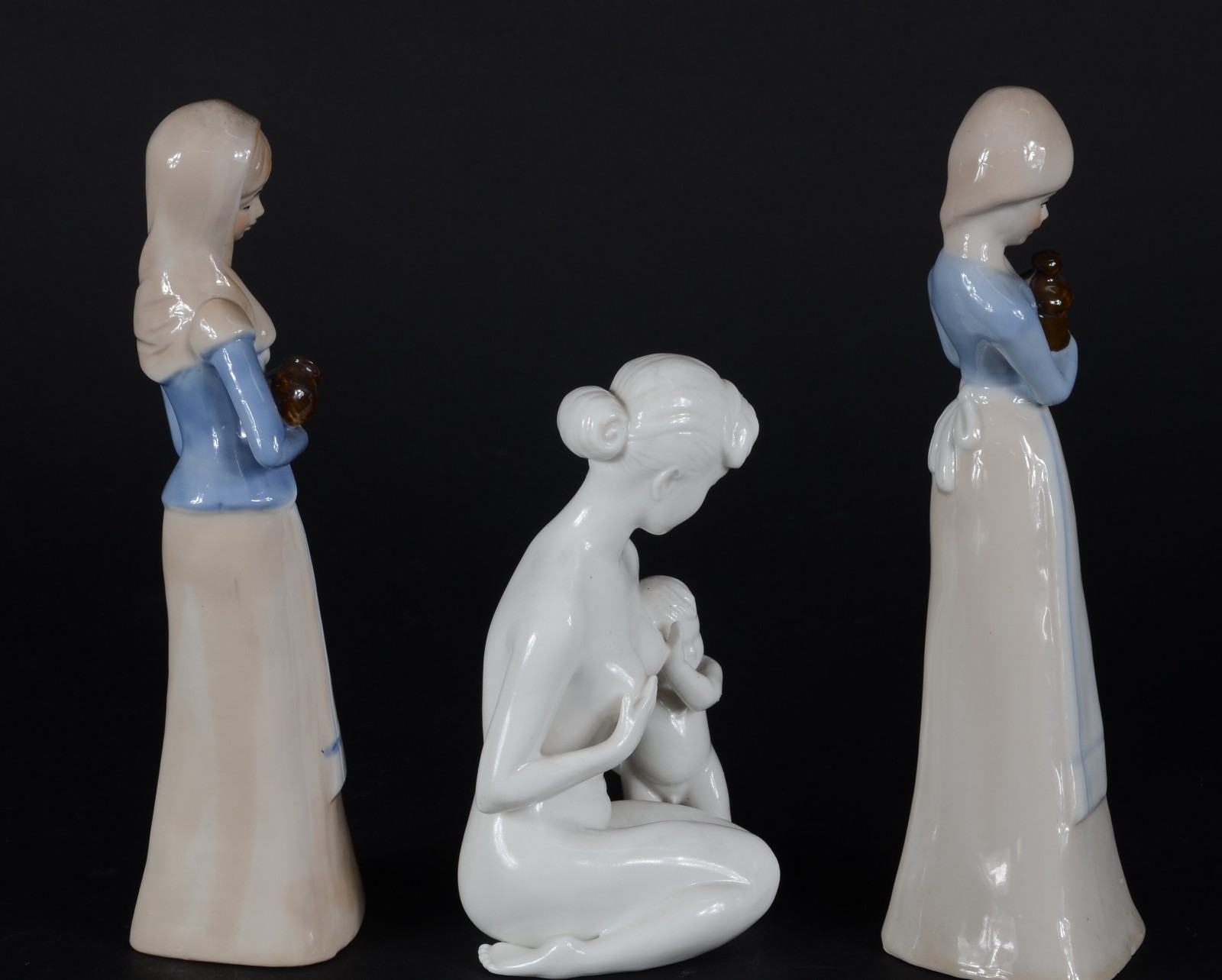Conjunto com 3 estatuetas de porcelana, sendo duas moças com vaso e... - foto 2 de 5