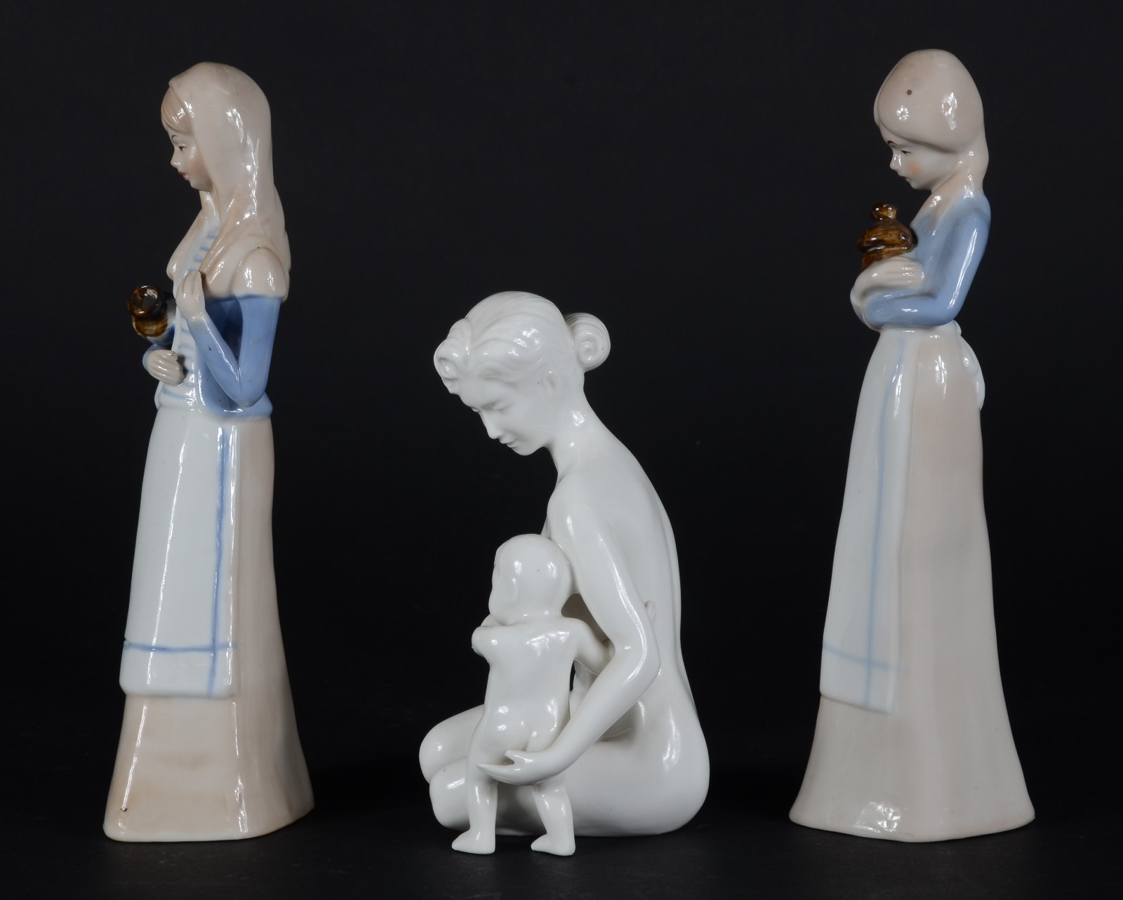 Conjunto com 3 estatuetas de porcelana, sendo duas moças com vaso e... - foto 3 de 5