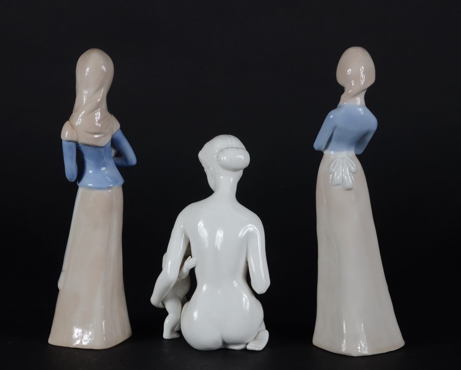 Conjunto com 3 estatuetas de porcelana, sendo duas moças com vaso e... - foto 4 de 5