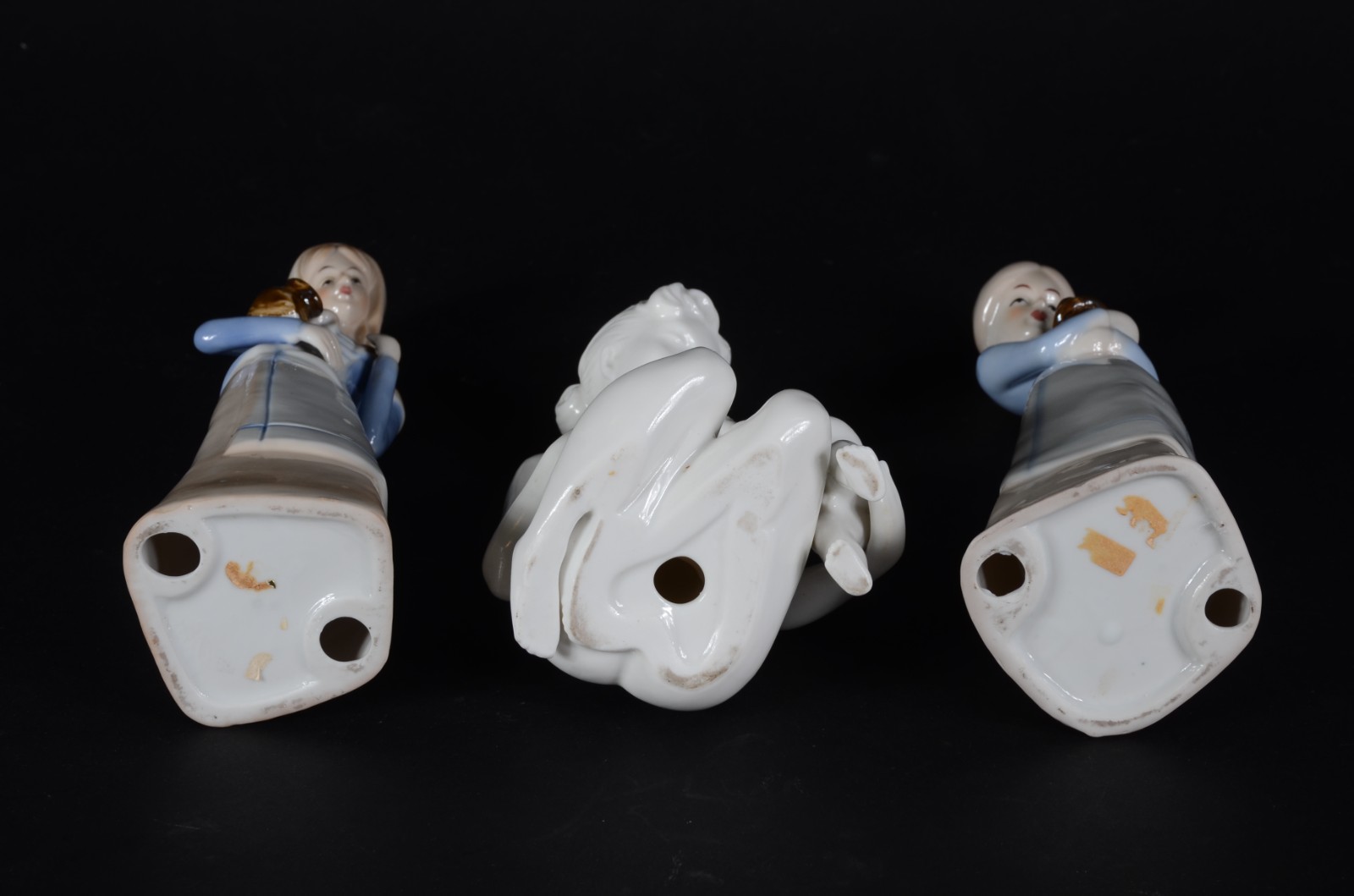 Conjunto com 3 estatuetas de porcelana, sendo duas moças com vaso e... - foto 5 de 5