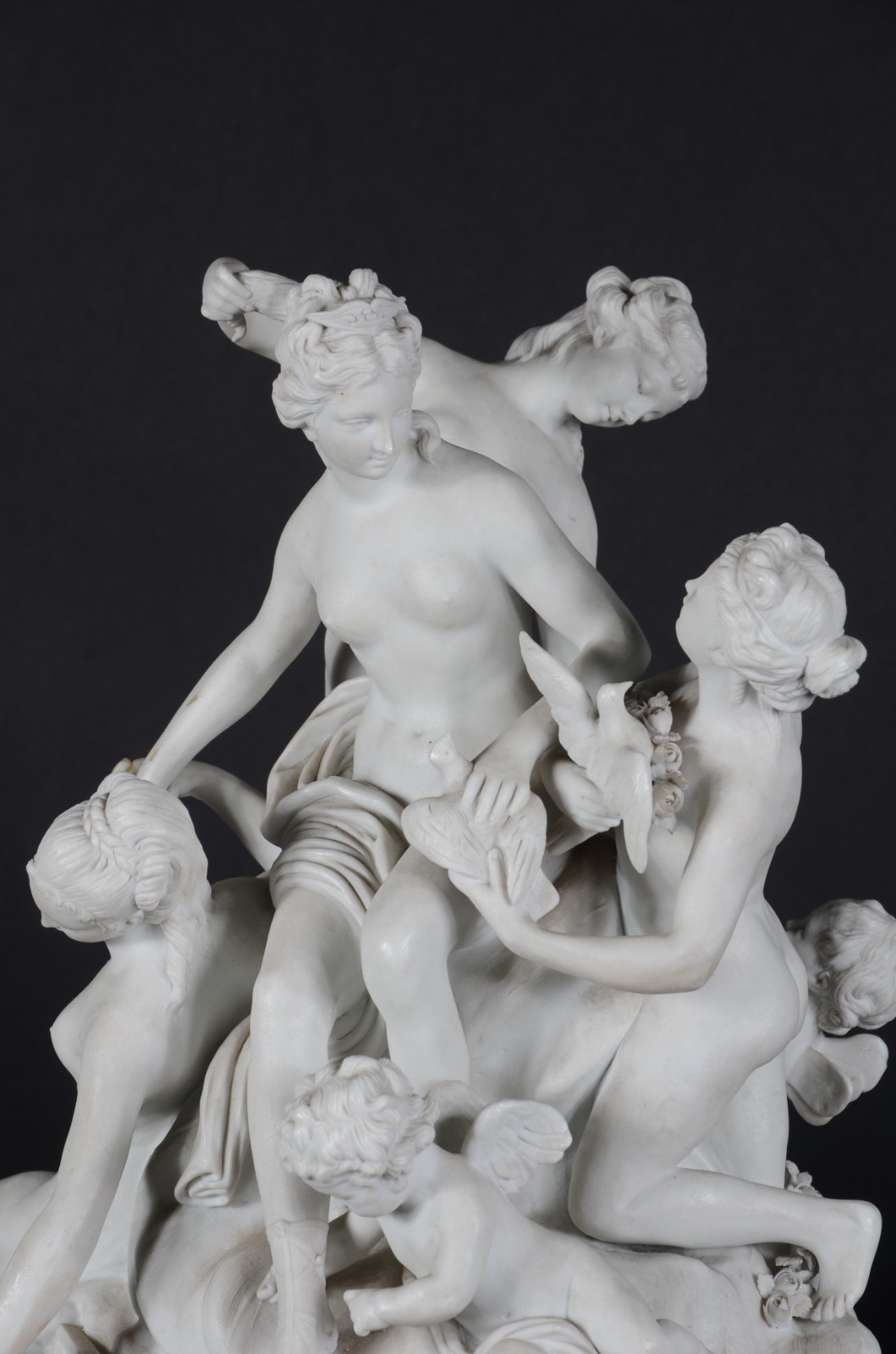 Grupo escultórico de biscuit representando "Ninfas com anjo", base de... - foto 2 de 9