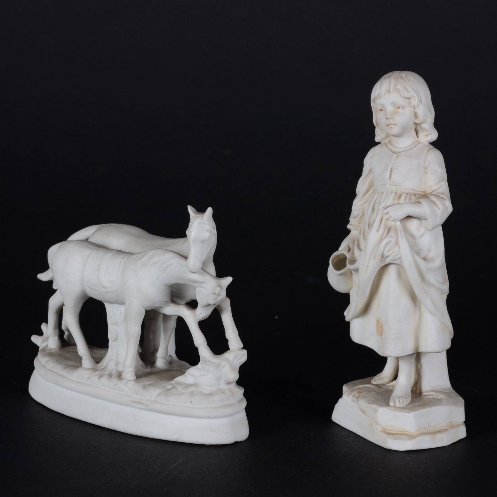 Duas pequenas estatuetas de biscuit representando cavalos e jovem com... - foto 1 de 6