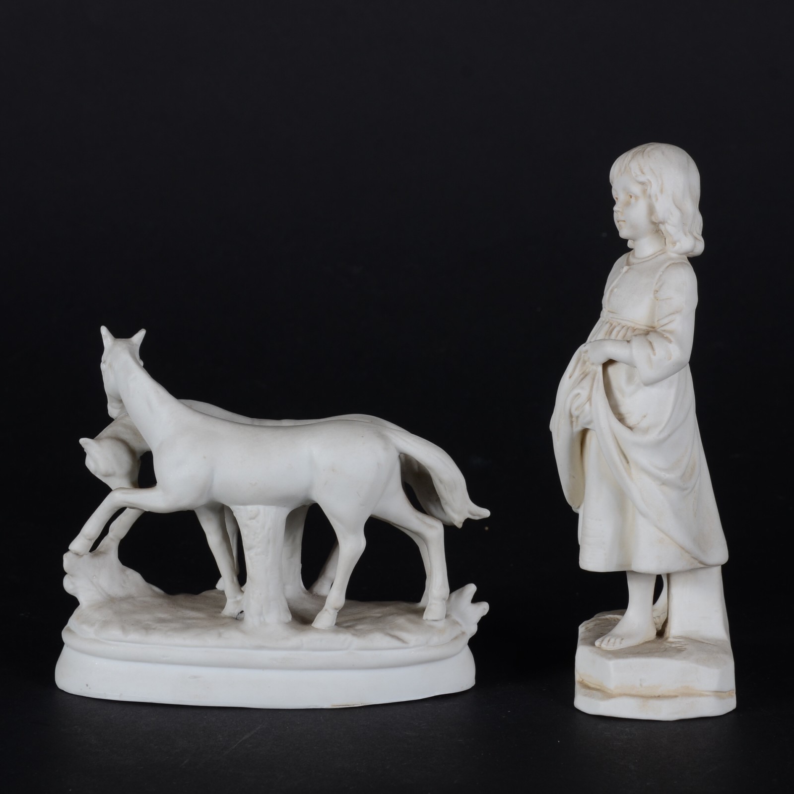 Duas pequenas estatuetas de biscuit representando cavalos e jovem com... - foto 3 de 6