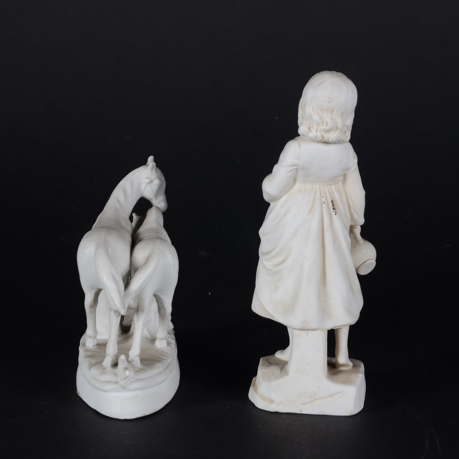 Duas pequenas estatuetas de biscuit representando cavalos e jovem com... - foto 4 de 6