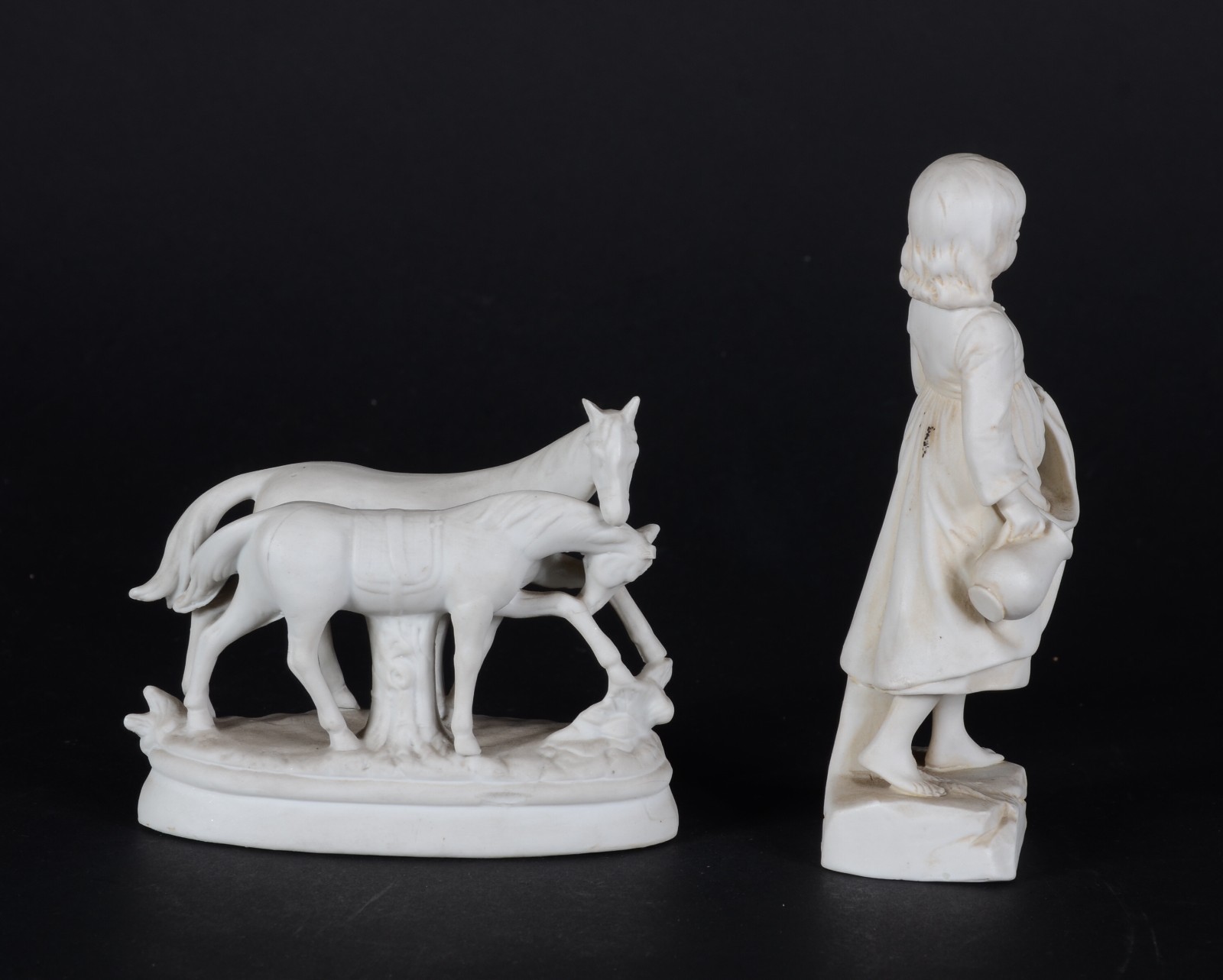 Duas pequenas estatuetas de biscuit representando cavalos e jovem com... - foto 6 de 6