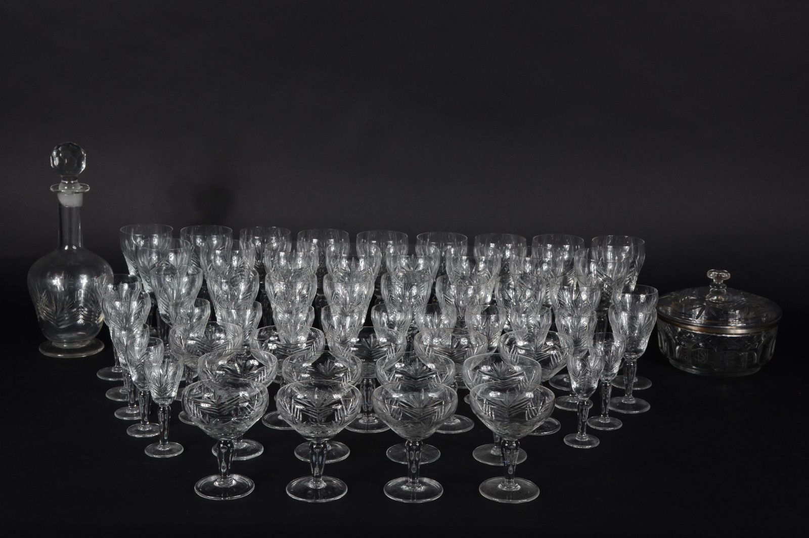 Serviço de cristal lapidado, composto de: 17 taças para vinho tinto... - foto 1 de 7