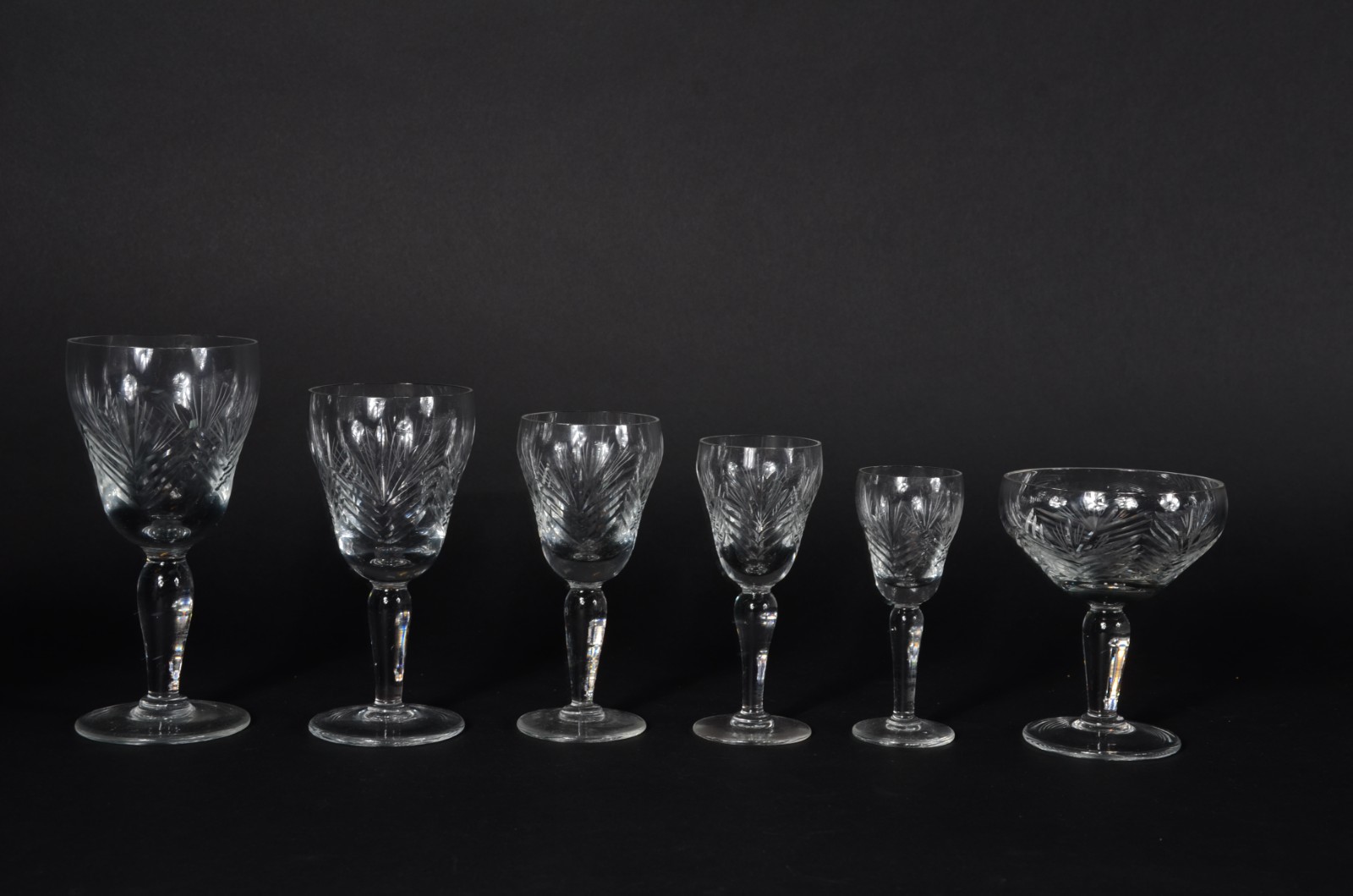Serviço de cristal lapidado, composto de: 17 taças para vinho tinto... - foto 2 de 7