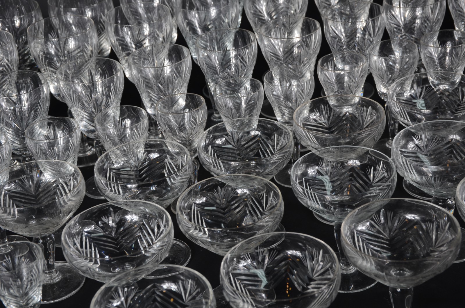 Serviço de cristal lapidado, composto de: 17 taças para vinho tinto... - foto 5 de 7