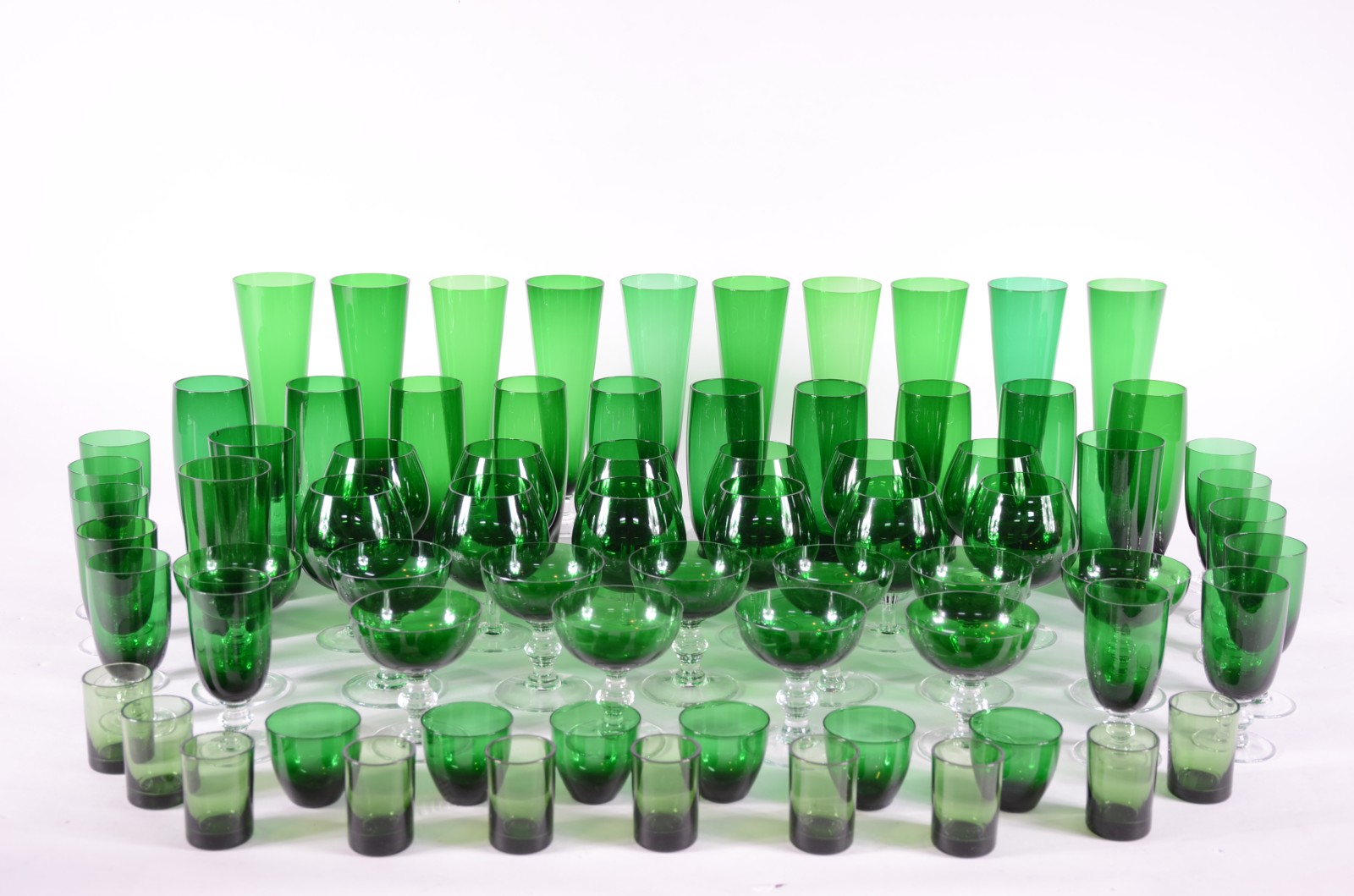 Serviço de vidro verde, composto de: 10 tulipas para cerveja, 12 para... - foto 1 de 5