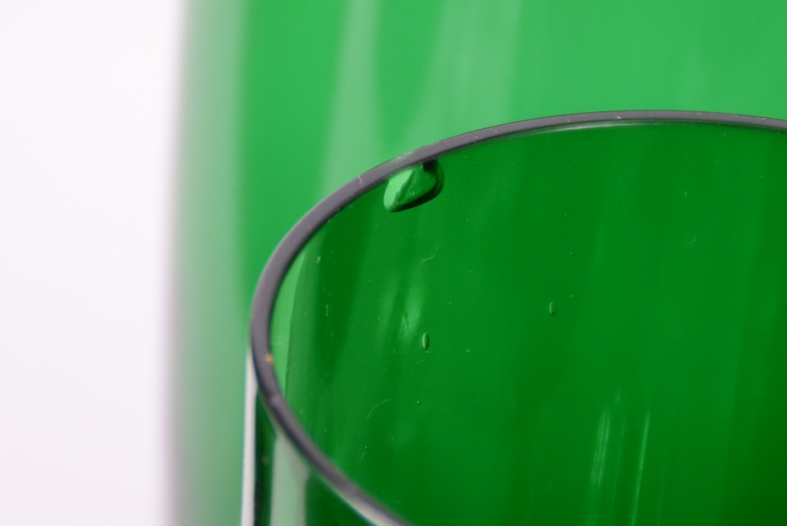 Serviço de vidro verde, composto de: 10 tulipas para cerveja, 12 para... - foto 3 de 5