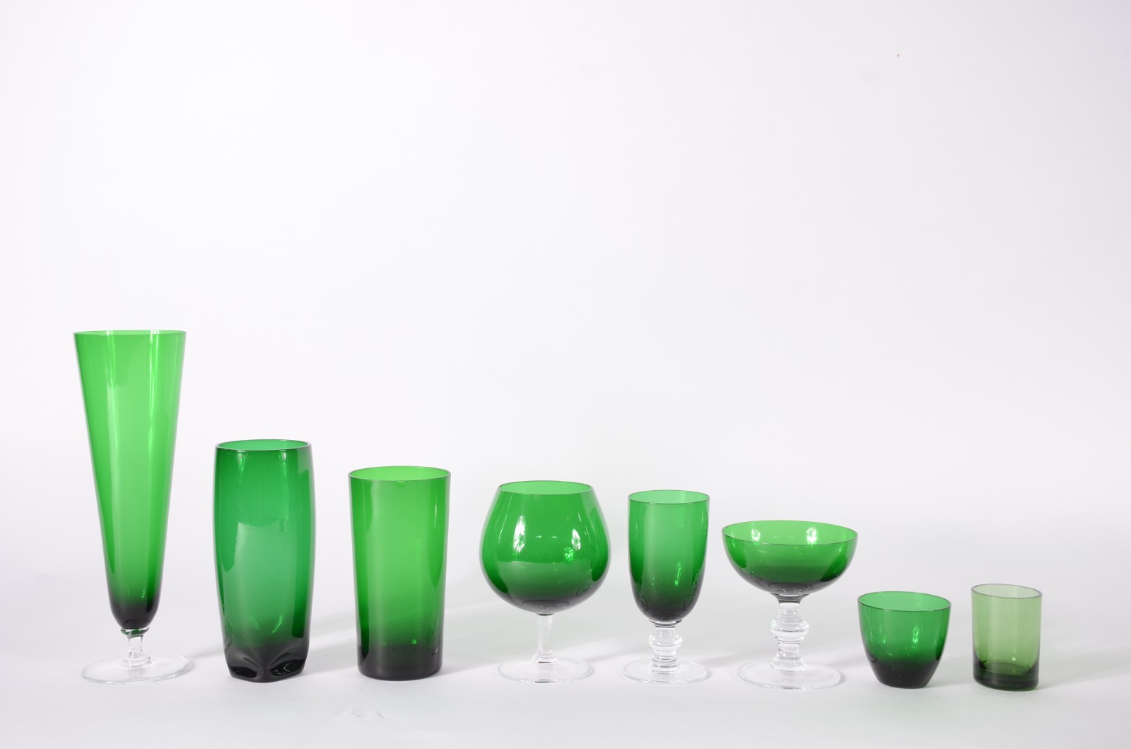 Serviço de vidro verde, composto de: 10 tulipas para cerveja, 12 para... - foto 2 de 5