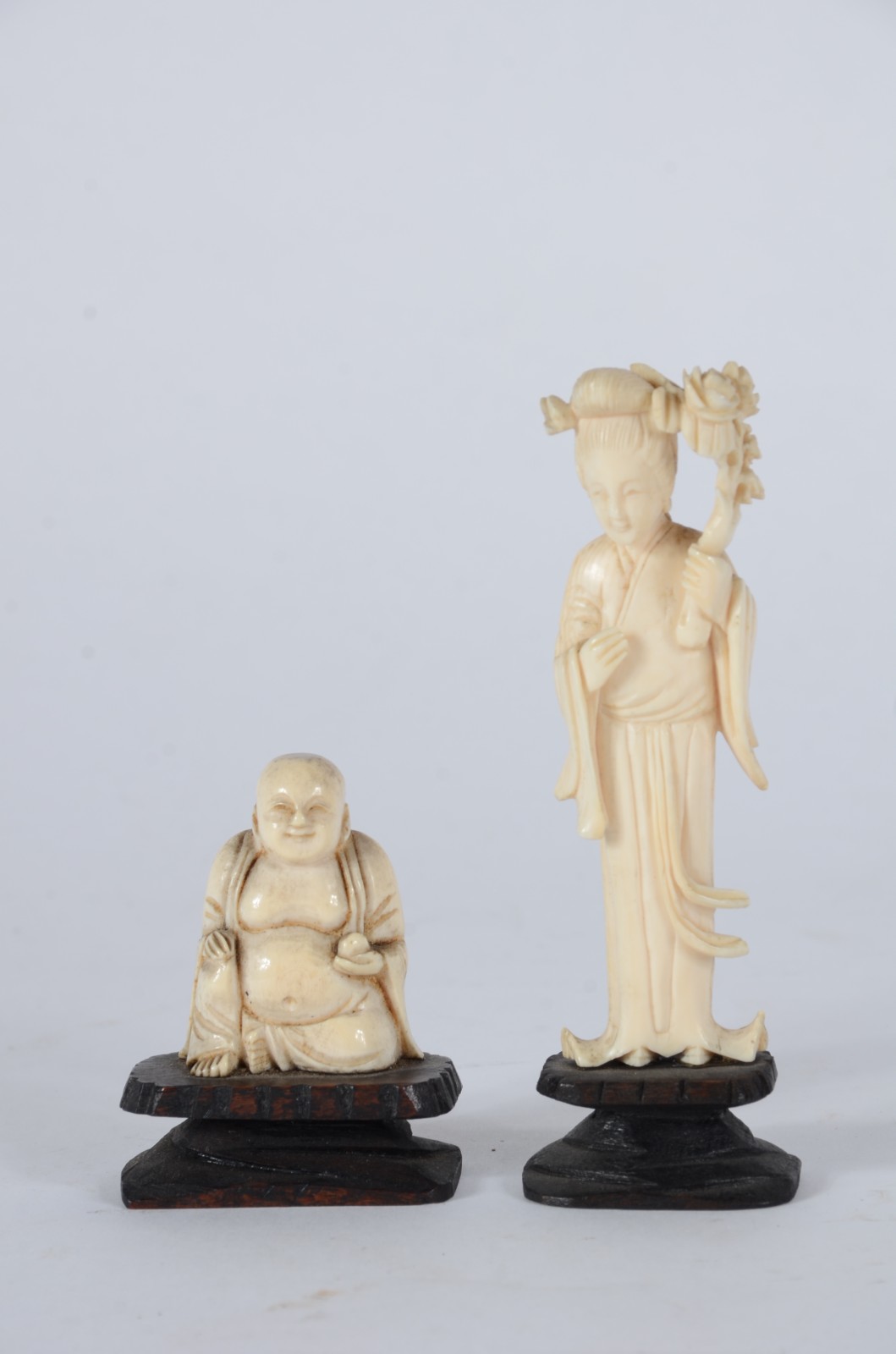 Duas pequenas peças de marfim, sendo: figura de Buda e gueixa com... - foto 1 de 7