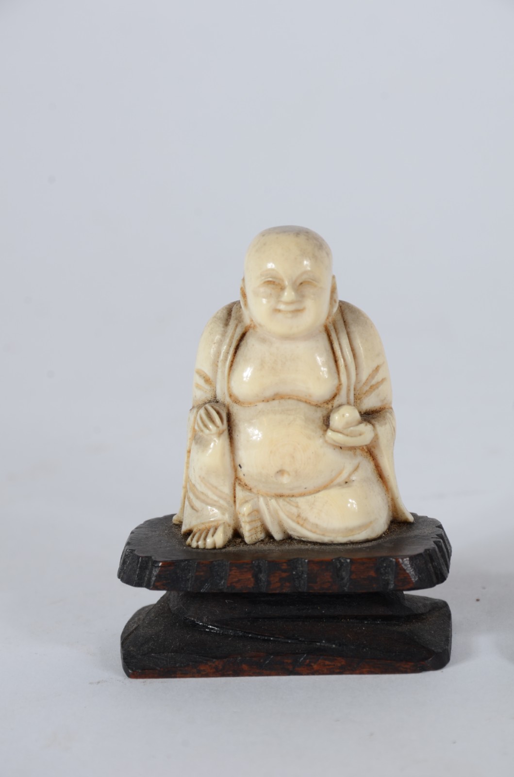 Duas pequenas peças de marfim, sendo: figura de Buda e gueixa com... - foto 2 de 7