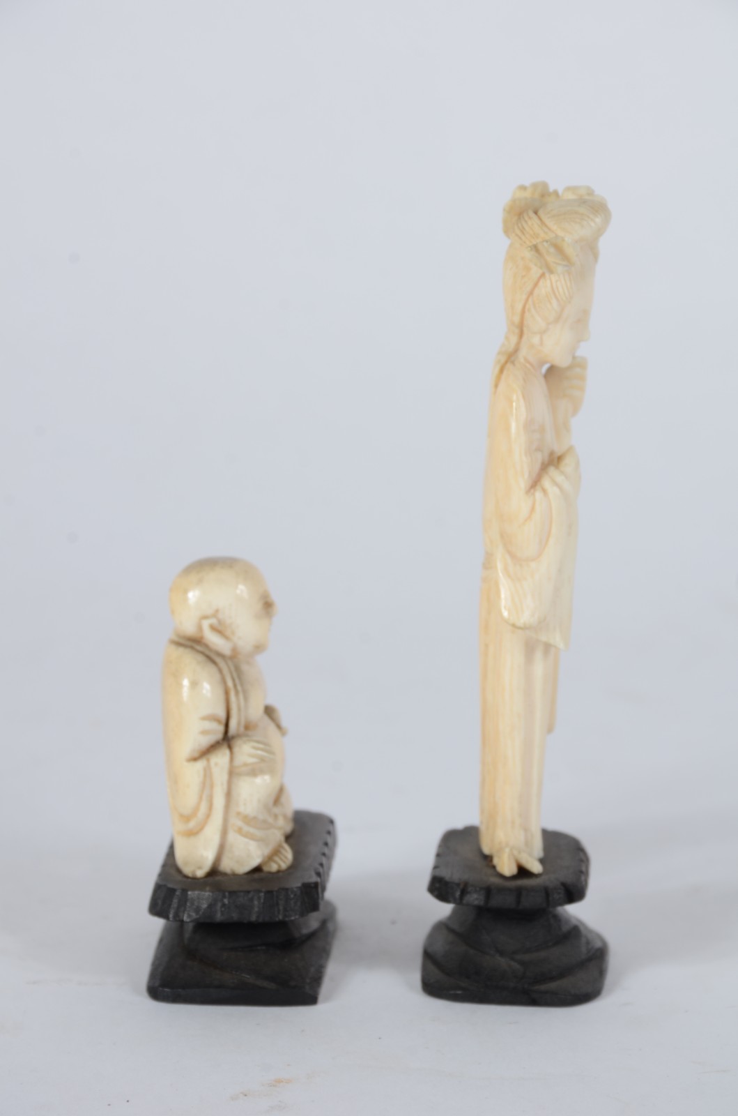 Duas pequenas peças de marfim, sendo: figura de Buda e gueixa com... - foto 3 de 7