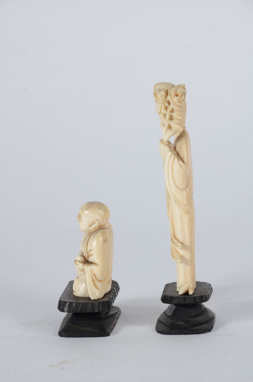 Duas pequenas peças de marfim, sendo: figura de Buda e gueixa com... - foto 4 de 7