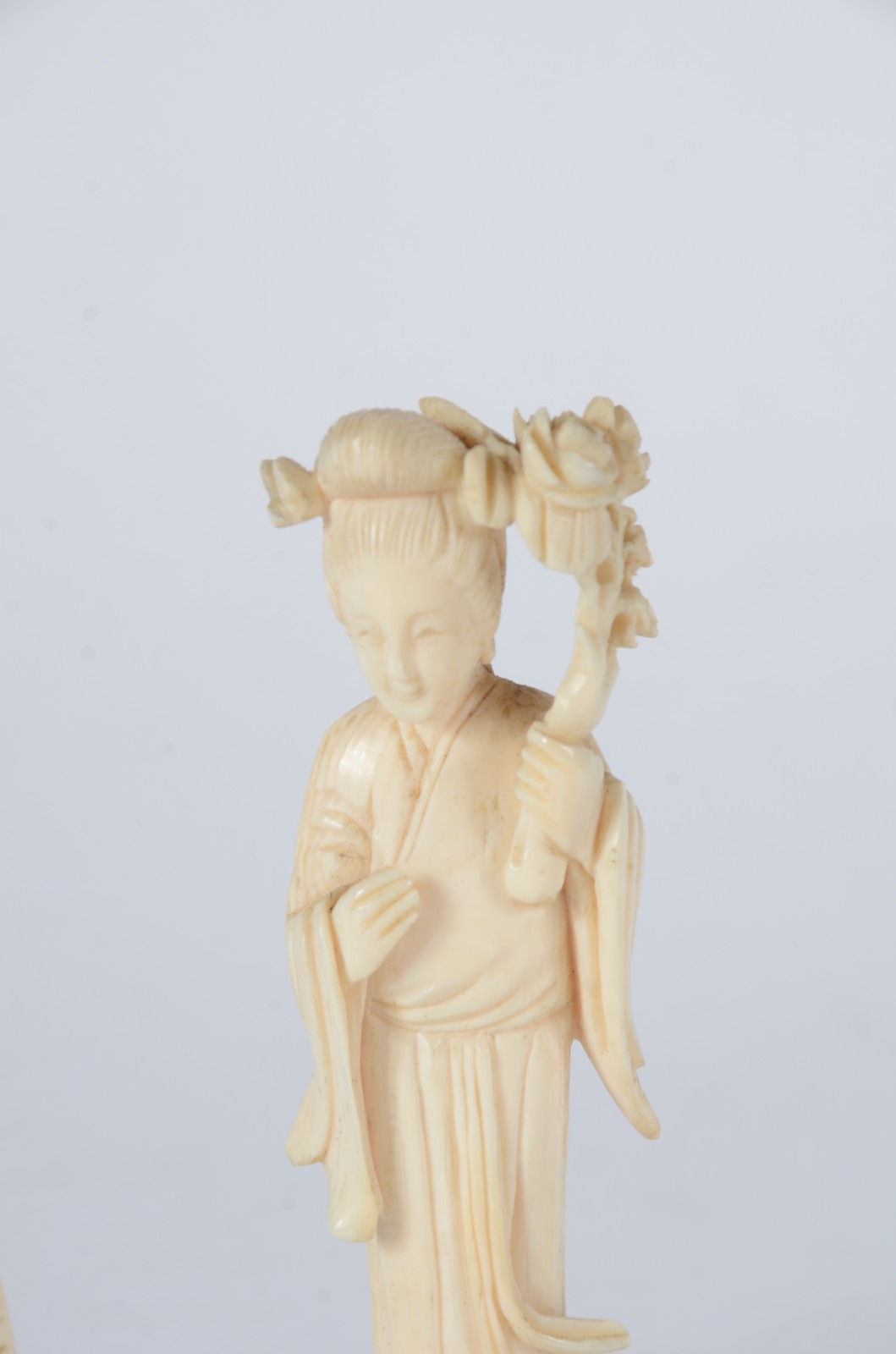Duas pequenas peças de marfim, sendo: figura de Buda e gueixa com... - foto 5 de 7