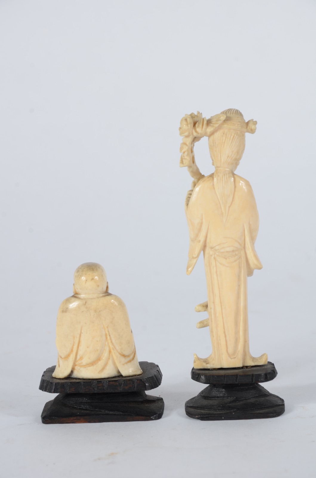 Duas pequenas peças de marfim, sendo: figura de Buda e gueixa com... - foto 6 de 7