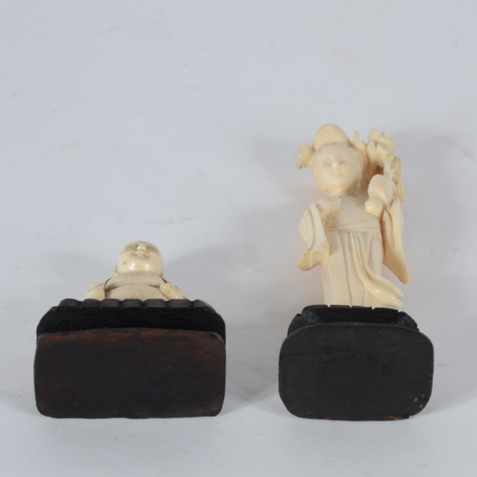 Duas pequenas peças de marfim, sendo: figura de Buda e gueixa com... - foto 7 de 7