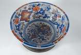 Bowl de porcelana oriental, parte interna decor... - Bowl de porcelana oriental, parte interna decorada com ânforas, flores e realces dourados, base de madeira.