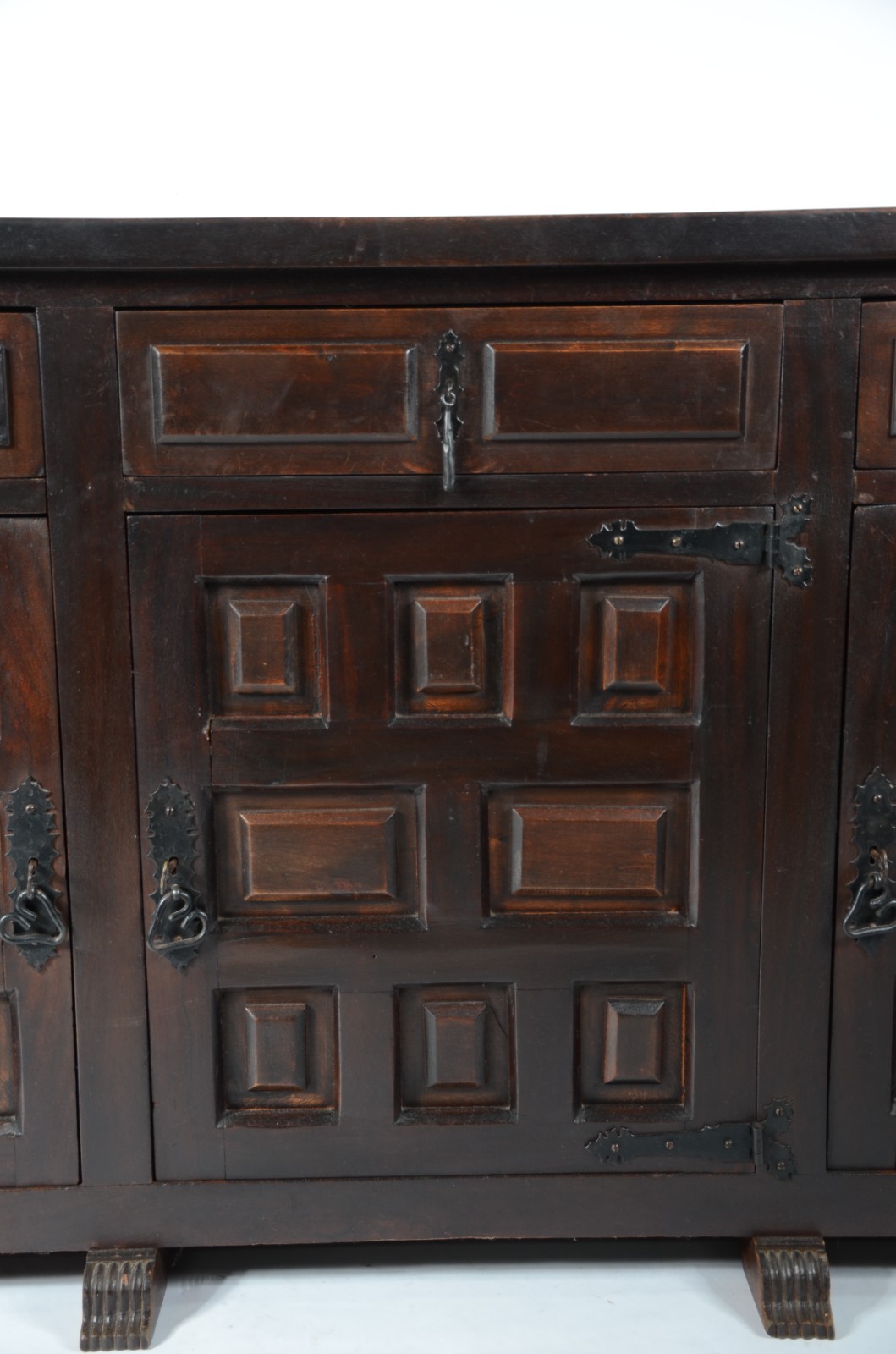 Móvel buffet de madeira nobre com 3 portas e 3 gavetas almofadadas... - foto 6 de 10