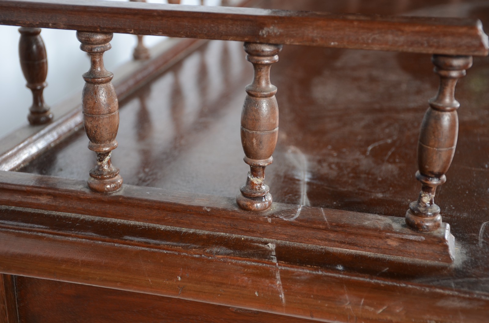 Mesa para escrita de madeira nobre, duas gavetas, galeria com pinos... - foto 5 de 10