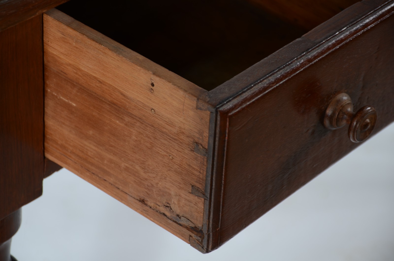 Mesa para escrita de madeira nobre, duas gavetas, galeria com pinos... - foto 6 de 10