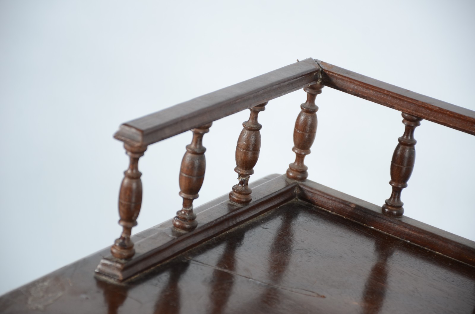 Mesa para escrita de madeira nobre, duas gavetas, galeria com pinos... - foto 9 de 10
