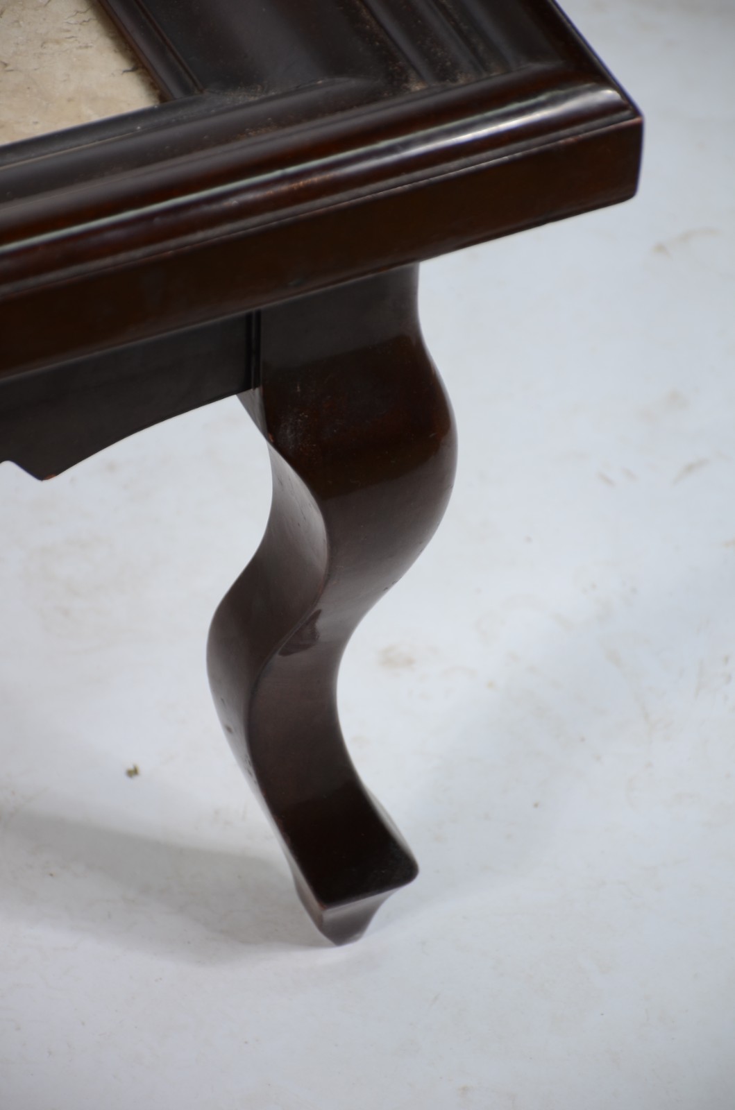 Mesa de centro de madeira nobre, saia recortada, tampo de mármore... - foto 3 de 4