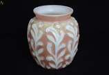 Vaso francês de opalina iridizada com folhas em... - Vaso francês de opalina iridizada com folhas em relevo. Altura 15 cm.