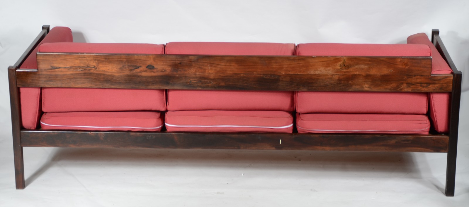 Conjunto de sofá e par de poltronas de jacarandá. Anos 60. - foto 5 de 8