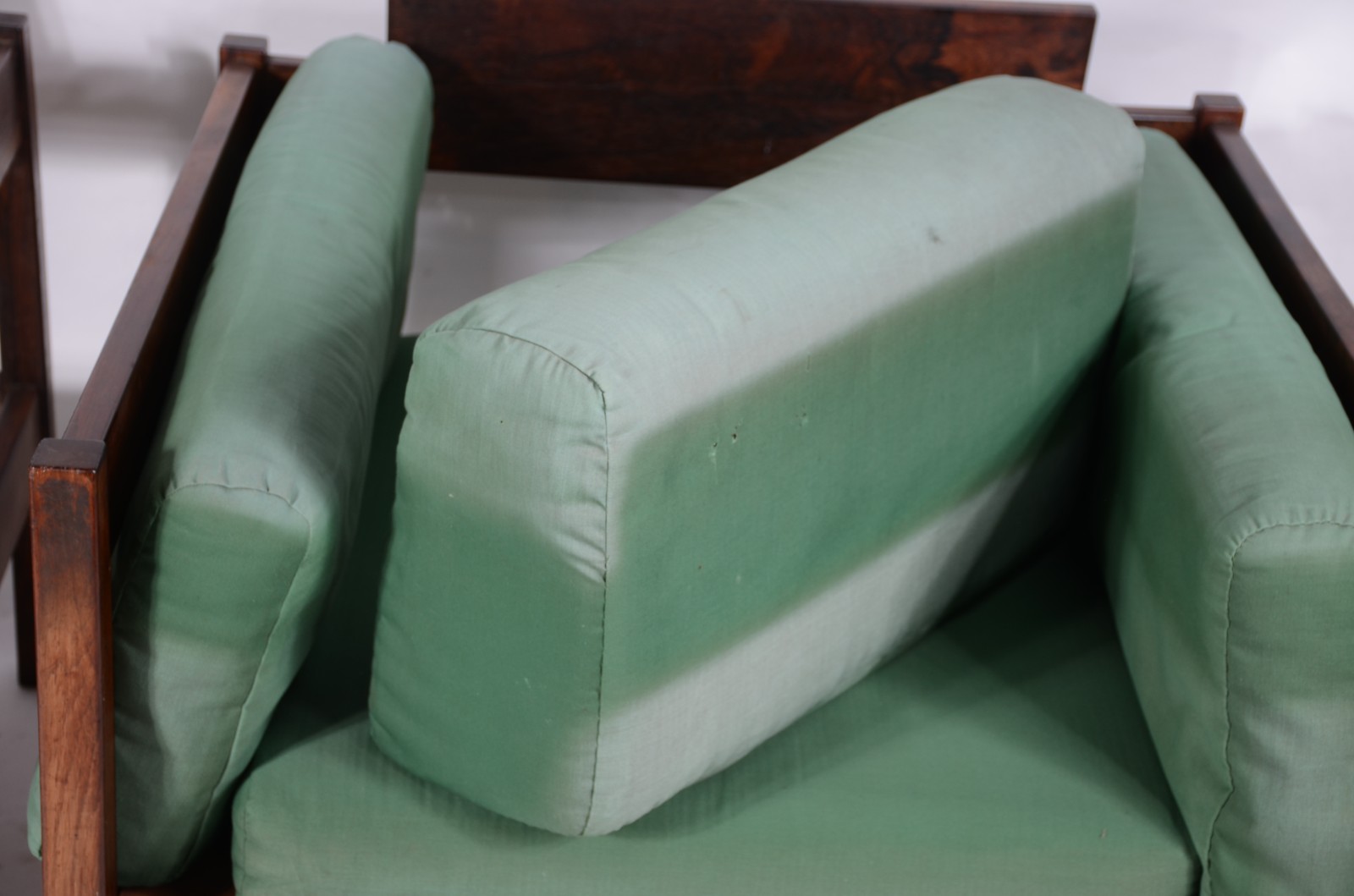Conjunto de sofá e par de poltronas de jacarandá. Anos 60. - foto 8 de 8