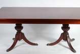 Mesa de jantar de madeira nobre, tampo retangul... - Mesa de jantar de madeira nobre, tampo retangular com uma tábua extensora (0,40 x 1,00), base em duplo balaústre terminando em três pernas recur...