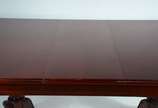 Mesa de jantar de madeira nobre, tampo retangul... - Mesa de jantar de madeira nobre, tampo retangular com uma tábua extensora (0,40 x 1,00), base em duplo balaústre terminando em três pernas recur...