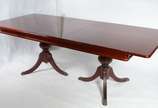 Mesa de jantar de madeira nobre, tampo retangul... - Mesa de jantar de madeira nobre, tampo retangular com uma tábua extensora (0,40 x 1,00), base em duplo balaústre terminando em três pernas recur...