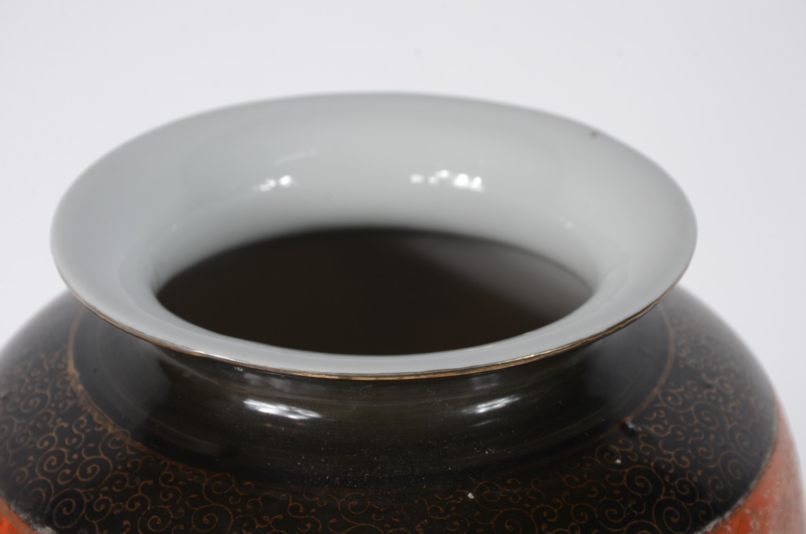 Três peças de faiança japonesa Satzuma, sendo: vaso, prato (lascado... - foto 5 de 11