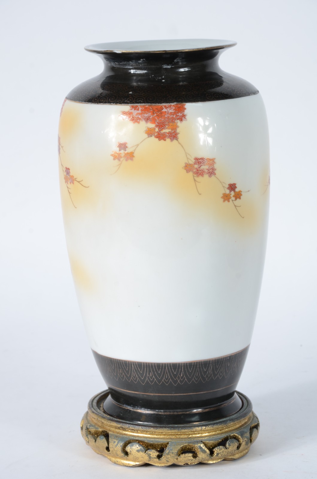 Três peças de faiança japonesa Satzuma, sendo: vaso, prato (lascado... - foto 3 de 11