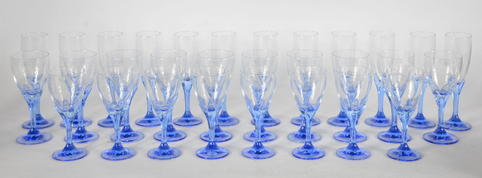Serviço de copos vidro azul de pé alto, composto de: 12 flutes para... - foto 1 de 4