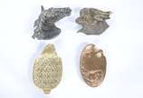 Conjunto com 4 porta cartões de metal dourado e... - Conjunto com 4 porta cartões de metal dourado e bronze, de diversos modelos.