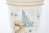 Vaso de opalina branca com pássaro, paisagem e ... - Vaso de opalina branca com pássaro, paisagem e flores em policromia, frisos dourados.
