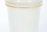 Vaso de opalina branca com pássaro, paisagem e ... - Vaso de opalina branca com pássaro, paisagem e flores em policromia, frisos dourados.