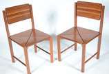 MAURICIO AZEREDO,  - Par de cadeiras de madeira nobre modelo "cafifa". Marcas em baixo relevo na madeira.