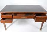 Mesa escrivaninha de madeira nobre, estilo "Emp... - Mesa escrivaninha de madeira nobre, estilo "Empire" frances - Napoleão III, tampo revestido de couro, cinco gavetas, pernas retas com efígies e ...