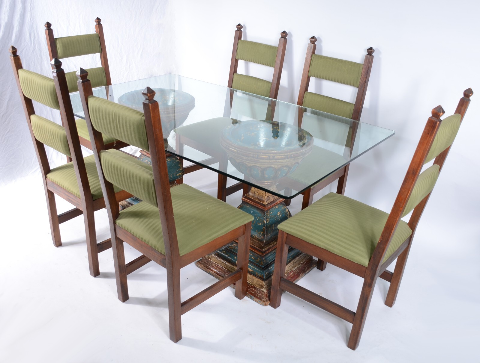 Mesa de jantar com tampo de vidro apoiado em duas bases de madeira... - foto 1 de 11