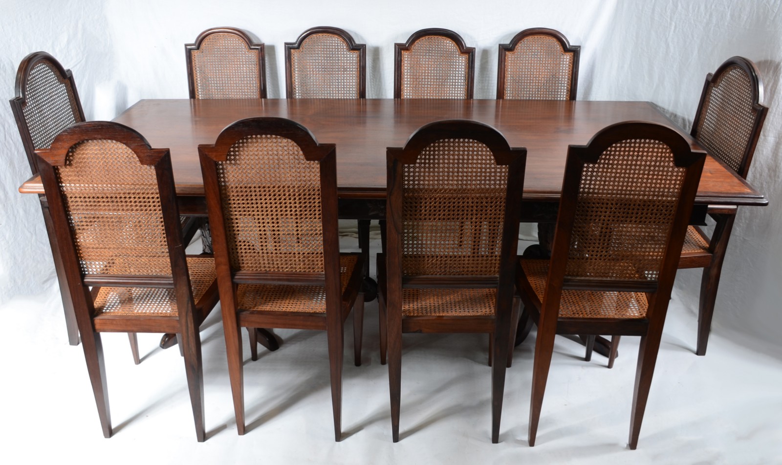 Mesa de jantar de jacarandá. Acompanham 10 cadeiras sendo duas com... - foto 2 de 11