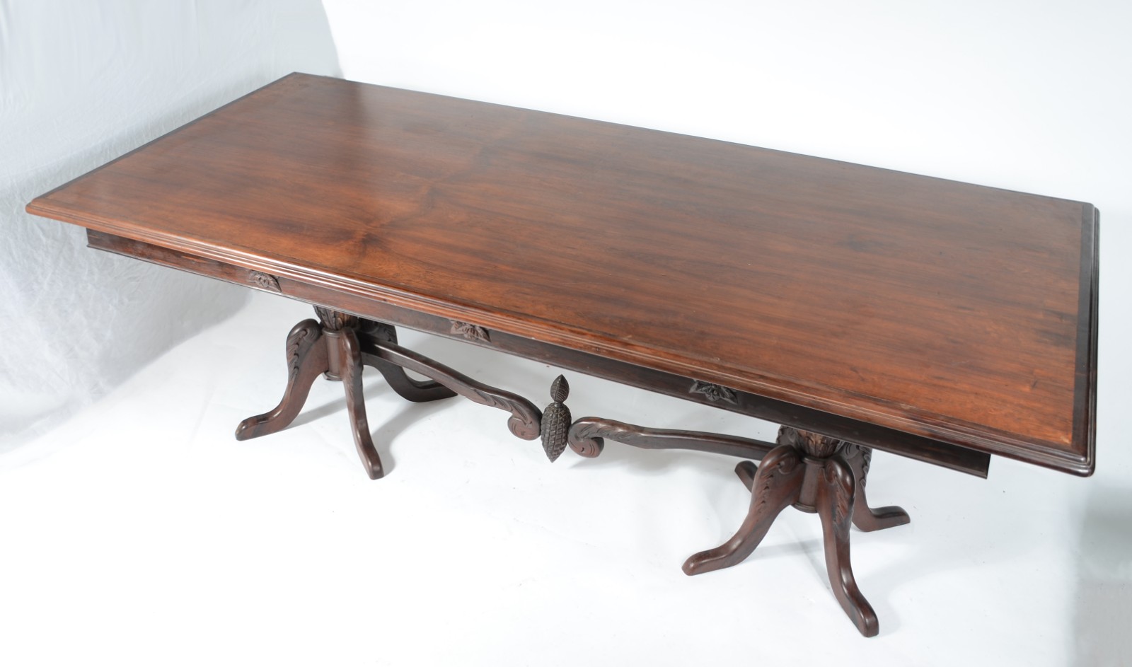 Mesa de jantar de jacarandá. Acompanham 10 cadeiras sendo duas com... - foto 3 de 11