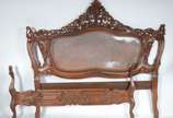 Cama de casal com cabeceira entalhada e forraçã... - Cama de casal com cabeceira entalhada e forração de palhinha (rasgada). Estilo Luis XV. Completa, com estrado e laterais.
