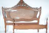 Cama de casal com cabeceira entalhada e forraçã... - Cama de casal com cabeceira entalhada e forração de palhinha (rasgada). Estilo Luis XV. Completa, com estrado e laterais.