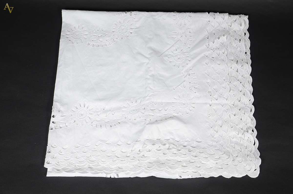 Toalha de linho branco com bordados vazados. Medidas 2,96 x 1,50 m.